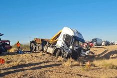 Un camión y un auto fueron partícipes del choque. Un camión y un auto fueron partícipes del choque.