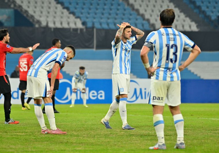 Racing quedó eliminado en casa ante Caracas.