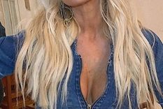 ¡lo hizo de nuevo! con un estilo retro, flor pena llamo la atencion