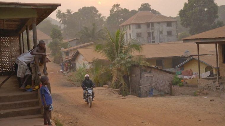 Sierra Leona es uno de los países más pobres del mundo y se está recuperando del legado de una brutal guerra civil de 11 años.
