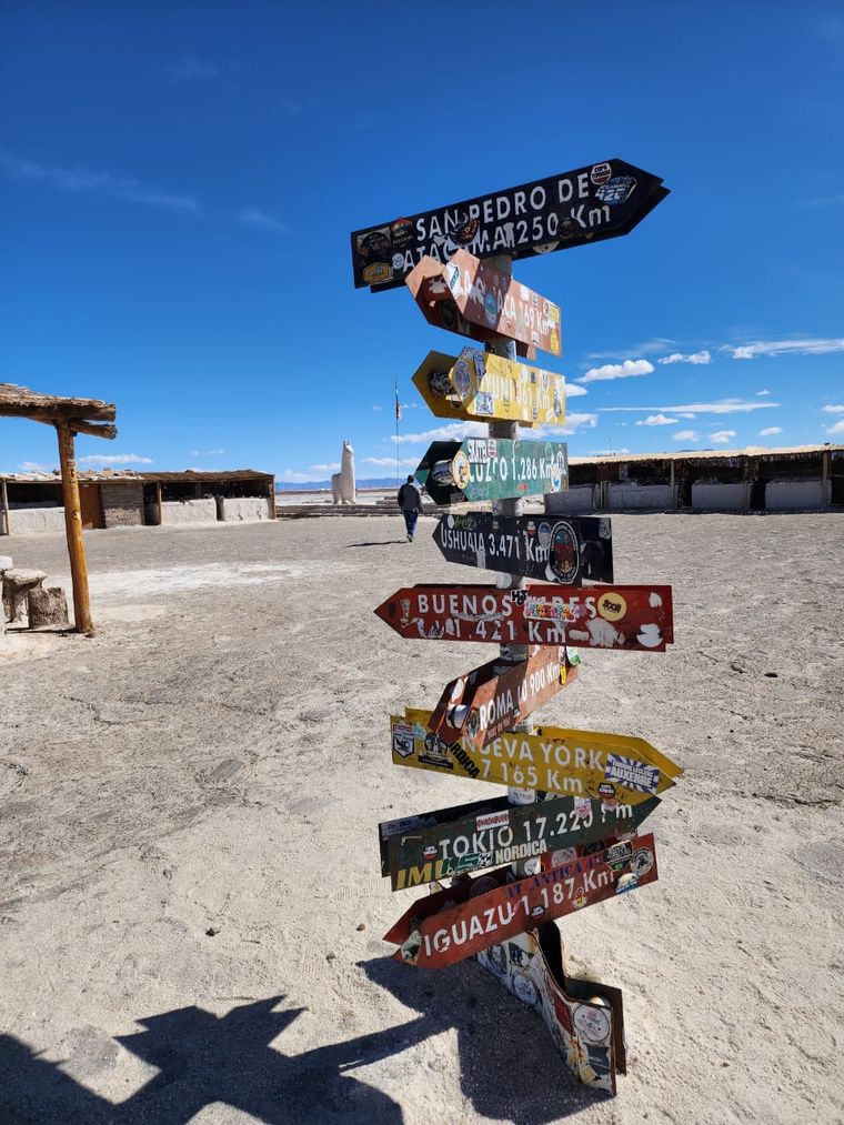 El cartel al ingreso de Las Salinas indica la distancia a Tierra del Fuego y otros puntos del país. El cartel al ingreso de Las Salinas indica la distancia a Tierra del Fuego y otros puntos del país.
