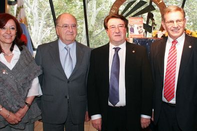 MDZol | Silvia Lemos, vicepresidente 2º del Consejo; el doctor Fernando Mönckeberg Barros; Miguel Navarro, presidente del Consejo; y Edgardo Fernández, vicepresidente 1º. Foto: Gentileza