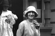 La futura reina, su madre y una enfermera, parten de la casa 17 de Bruton Street para su bautizo. Foto: Getty Images