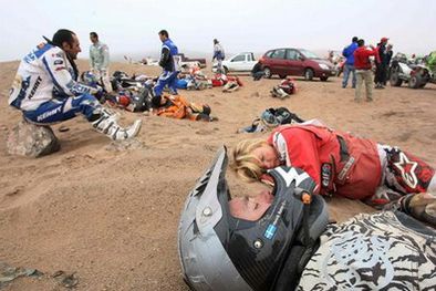 MDZol | Los pilotos extenuados en medio del desierto. Foto: Efe