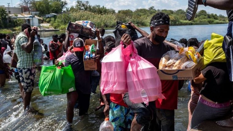 Los migrantes han tenido que cruzar el río hacia México en busca de suministros. Foto: GETTY IMAGES