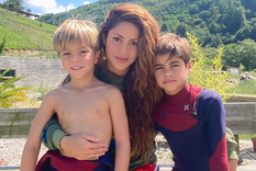 Shakira es muy protectora de sus hijos y siempre quiere lo mejor para ellos. Shakira es muy protectora de sus hijos y siempre quiere lo mejor para ellos.