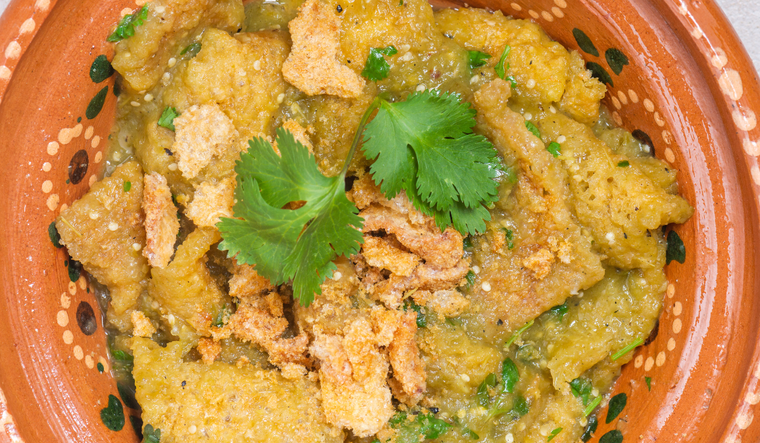 Aunque la receta suele prepararse con chicharrón prensado, en algunos estados de México se utiliza chicharrón duro, que se ablanda con la salsa, dando una textura diferente pero igualmente deliciosa.