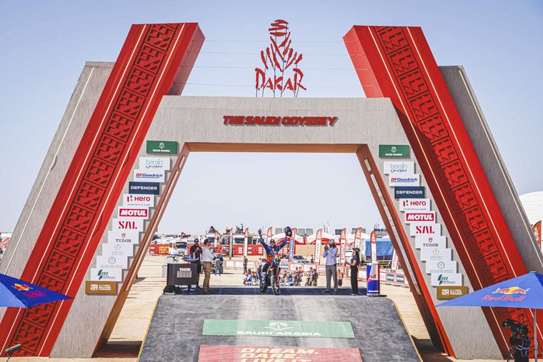 El joven espa&ntilde;ol, Edgar Canet, se qued&oacute; con el pr&oacute;logo de motos en el inicio del Rally Dakar 2026.