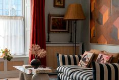 Los tres colores para sillones que pasarán de moda en 2026 son el azul marino, el gris y el marrón.&nbsp;