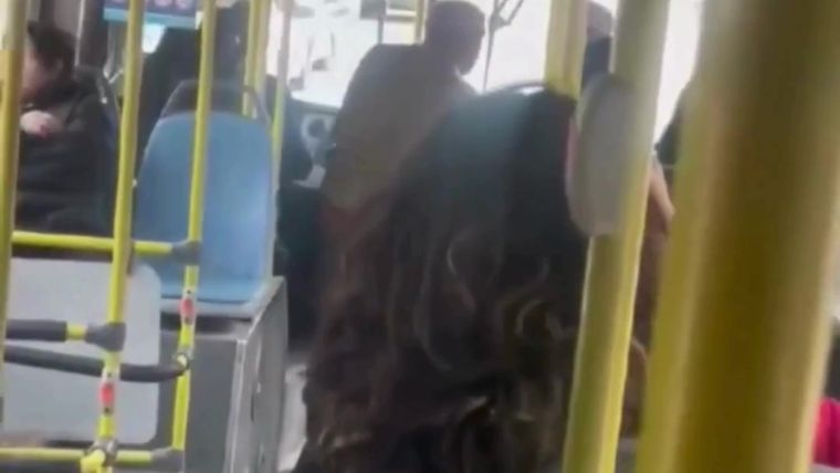 La manosearon en un colectivo y el chofer tomó una decisión clave