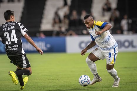 El Bicho Campaz, extremo de Rosario Central, encara ante la marca del defensor de Libertad, Villalba. El Bicho Campaz, extremo de Rosario Central, encara ante la marca del defensor de Libertad, Villalba.