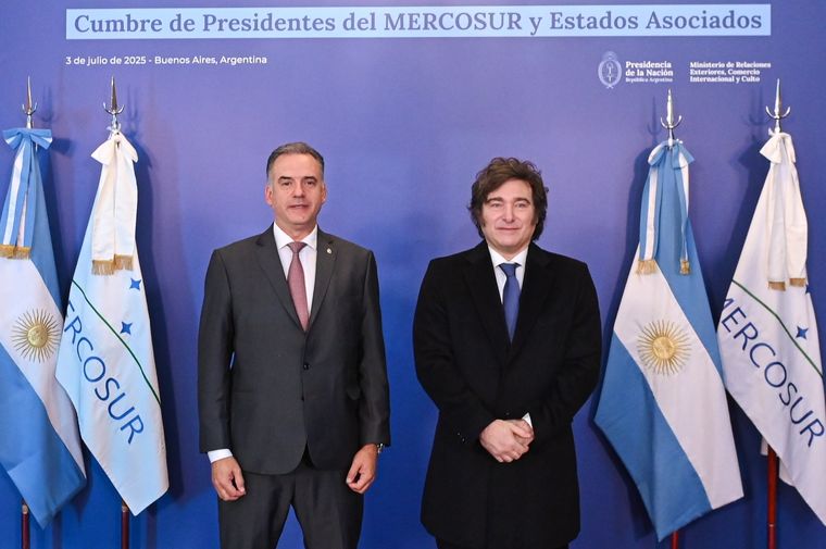 Yamandú Orsi y Javier Milei.