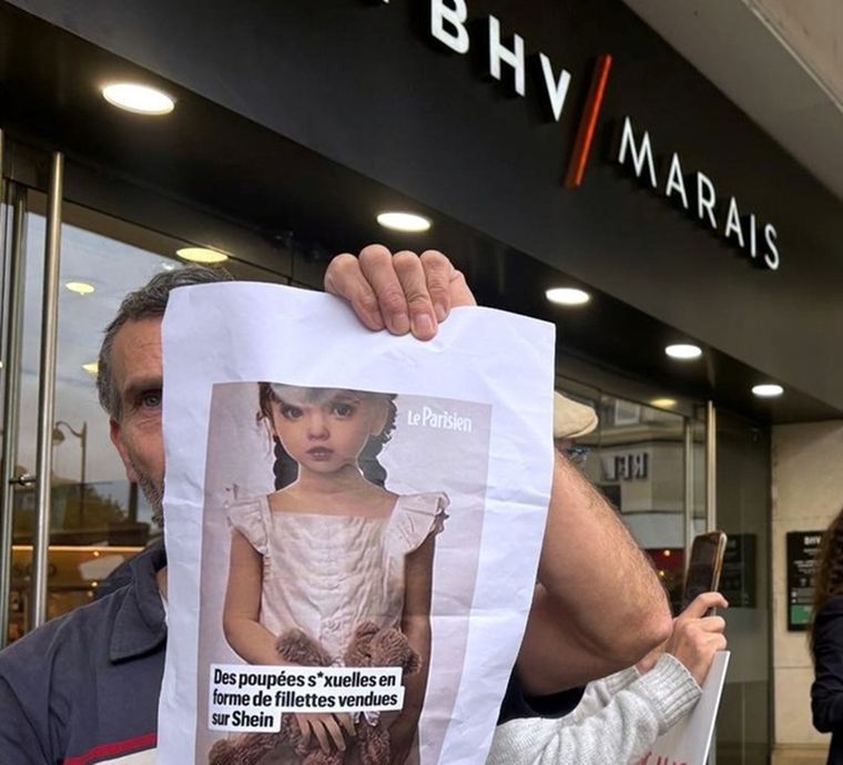 La empresa fue denunciada e investigada por vender muñecas sexuales con rasgos infantiles, un delito en Francia que puede implicar penas de hasta siete años de prisión y multas de 100.000 euros. La empresa fue denunciada e investigada por vender muñecas sexuales con rasgos infantiles, un delito en Francia que puede implicar penas de hasta siete años de prisión y multas de 100.000 euros.