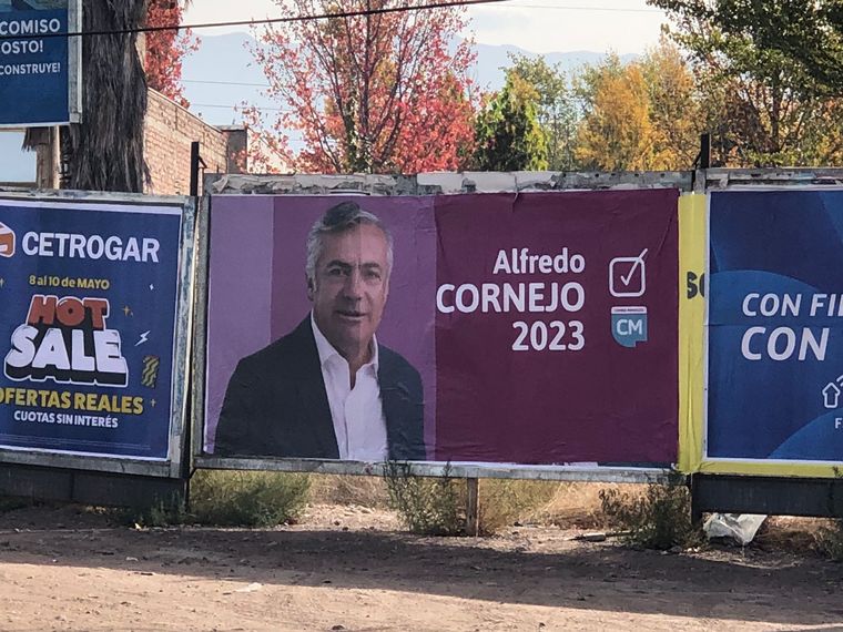 Cartelería de Alfredo Cornejo, quien es uno de los precandidatos a gobernador dentro de Cambia Mendoza