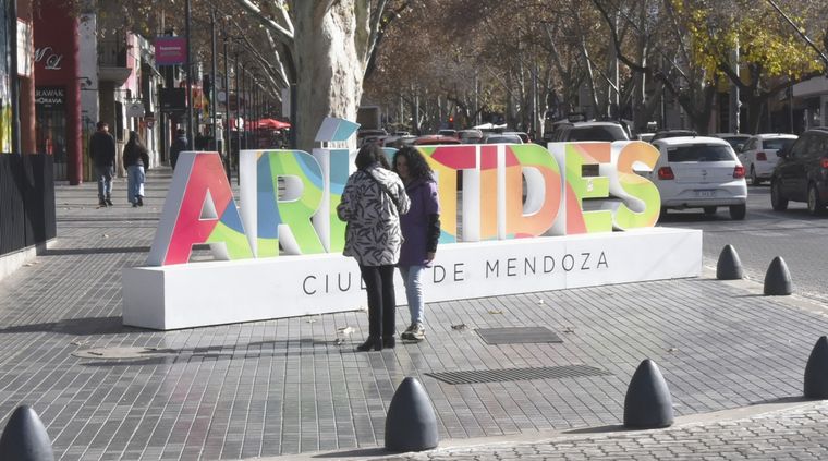 Turistas en la icónica calle Arístides de la Ciudad de Mendoza. Foto: Rodrigo DAngelo / MDZ