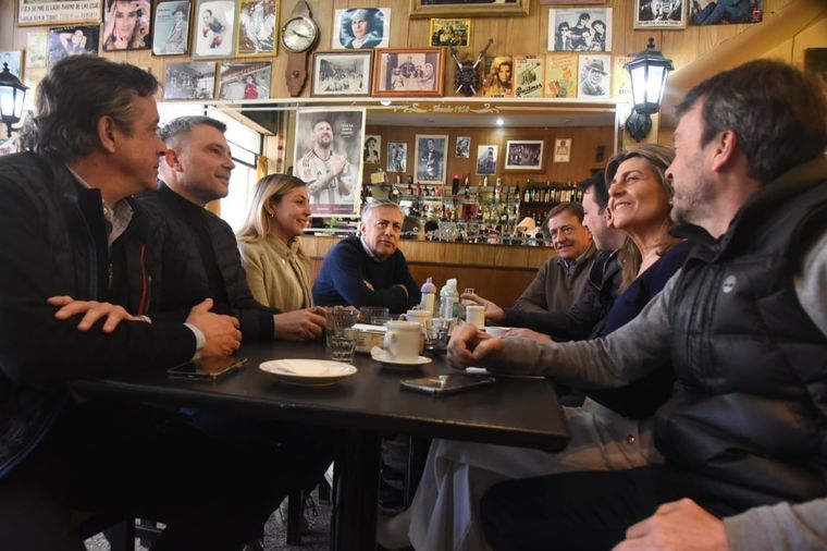 Alfredo Cornejo desayunó acompañado este domingo. Foto: Twitter Alfredo Cornejo