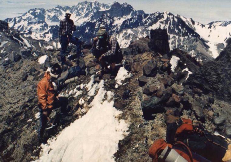 En 1985, un grupo mendocino halló en el Aconcagua la momia de un niño inca. Cuarenta años después, los hermanos Pierobon reviven la historia que marcó a la montaña.