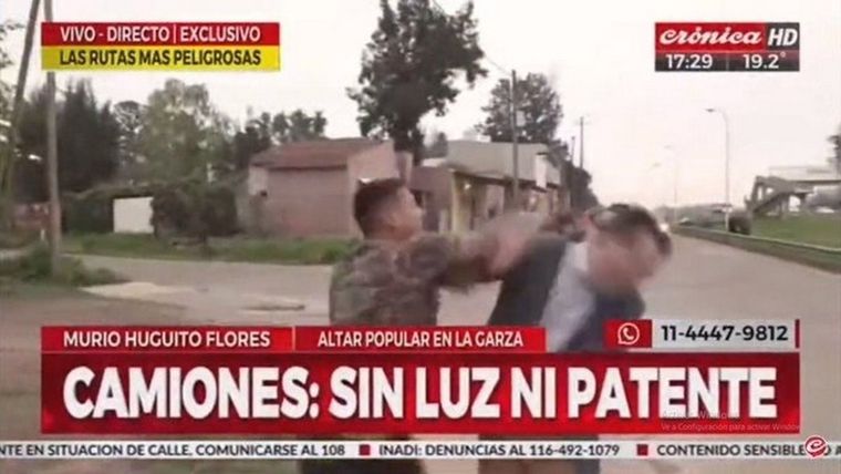 El periodista Marco Bustamante y el camarógrafo Rolando Bazán, de Crónica TV, fueron agredidos mientras transmitían en vivo Foto: Captura de video