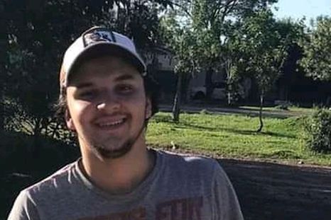 El joven de 21 años paseaba con su amigo en kayak pero se dieron vuelta y cayeron al agua
