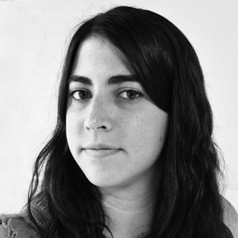 Un nene en bicileta fue a despedir a su amigo.