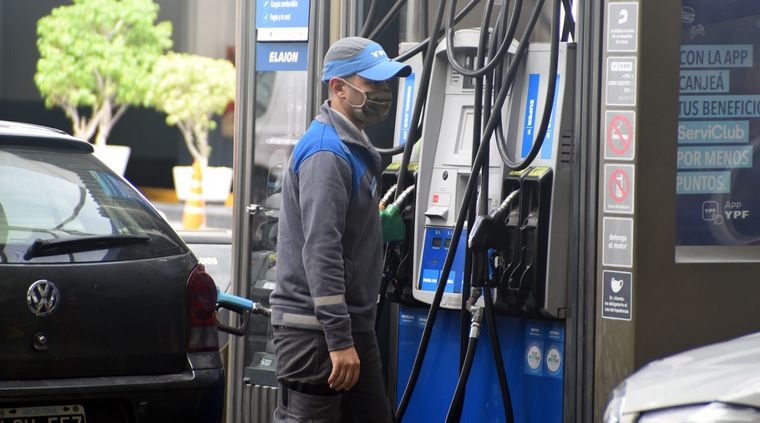 YPF volvió a subir las naftas este 14 de marzo pasadas las 00 hs. Foto: ALF PONCE MERCADO / MDZ
