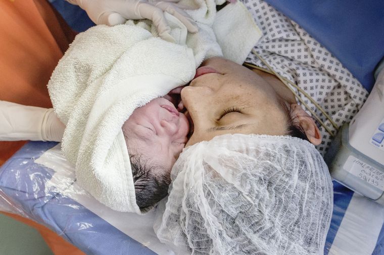 El parto respetado como espacio de protagonismo de la familia, más allá de la vía de nacimiento. Foto: Gentileza: Hernán Churba.