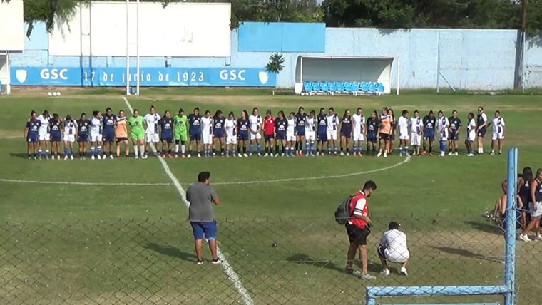 Las jugadoras posaron a pesar de la suspensión de la final del fútbol femenino.