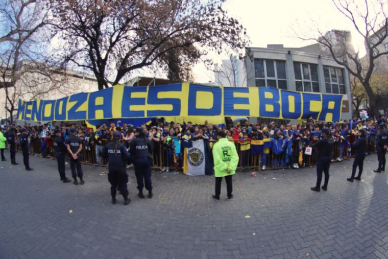 Boca tiene problemas para arribar a Mendoza, en donde compartirá hotel con Milei. Foto: Santiago Tagua MDZ