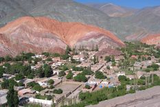 Purmamarca es el pueblo que todos deben visitar en el norte argentino. 