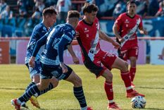 Marcelo Eggel (10), del Deportivo Maipú, cubre el balón ante la marca de dos rivales de Alvarado. &nbsp;