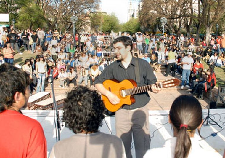 Delegaciones de toda la provincia en la plaza independencia. Cantaron y actuaron. Foto: Marcelo Ruiz / MDZ