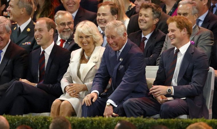 El príncipe Carlos siempre se esforzó para que Camilla Parker Bowles sea aceptada por sus hijos. Foto: ShowBiz Cheat Sheet - https://www.cheatsheet.com/wp-content/uploads/2021/07/William-Camilla-Charles-Harry-1200x716.jpg