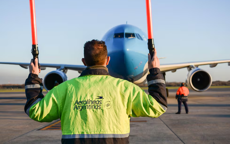 Los controladores aéreos reclaman por la situación salarial y aseguran que el Estado es responsable de que esto suceda en vacaciones de invierno.
