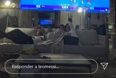 Los Messi en el sillón frente a su curioso TV en París Foto: Instagram @leomessi