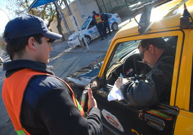 Controles para la seguridad de los taxistas. Foto: Marcelo Ruiz/ MDZ