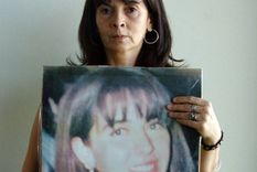 La madre de la joven desaparecida busca obtener más información sobre su hija. Foto: Télam