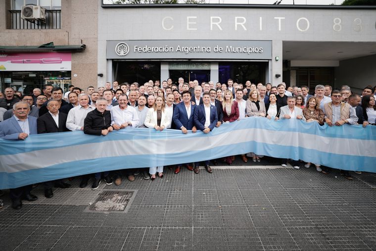 Kicillof y un importante grupo de intendentes hoy cerca de la Casa Rosada Kicillof y un importante grupo de intendentes hoy cerca de la Casa Rosada