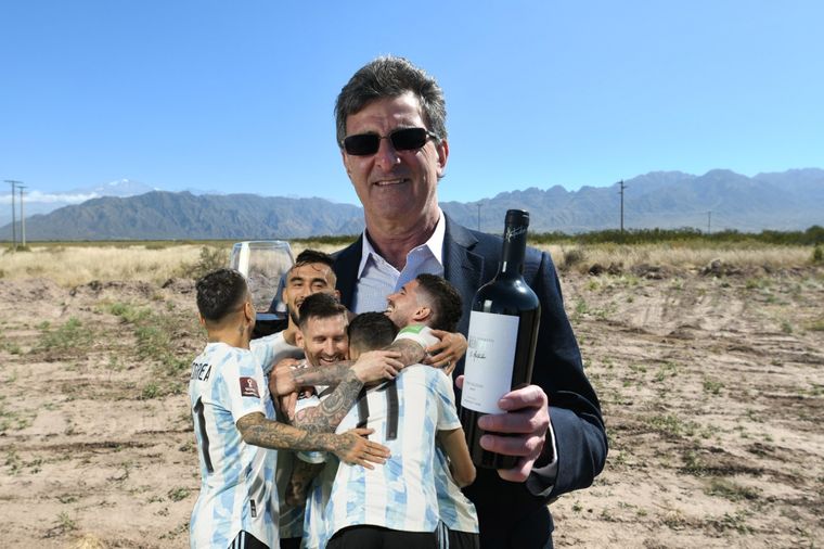 El Matador Kempes presentó su nuevo vino en la bodega Andes Growers de Mendoza y habló con MDZ de las chances de la Selección en el Mundial.  Foto: ALF PONCE MERCADO / MDZ Foto: ALF PONCE MERCADO / MDZ