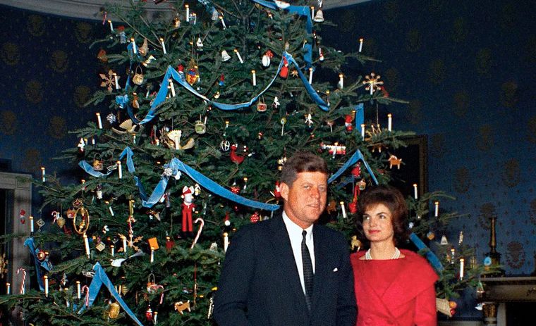 El ex presidente católico de EEUU, John Kennedy, con Jaqueline Onasisis, junto al gran árbol de Navidad de la Casa Blanca en 1961, año en que asumió como mandatario.
