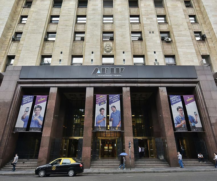 Quienes compraron dólares pueden pedir el reintegro del adelanto de Ganancias en AFIP. Foto: www.arstech.com.ar