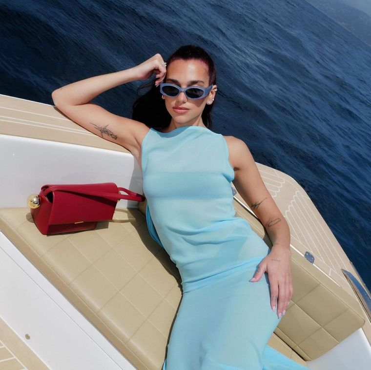 ¡Fabulosa! La combinación de colores de Dua Lipa es la que debes probar esta temporada Foto: Instagram