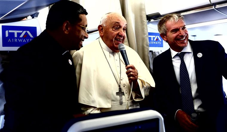 El Papa Francisco habla con los medios a bordo de su vuelo con destino a Luxemburgo. Foto: Efe.