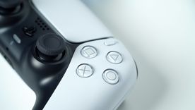 El DualSense de PlayStation 5 esconde un botón trasero clave para resolver fallas de conexión. El DualSense de PlayStation 5 esconde un botón trasero clave para resolver fallas de conexión.