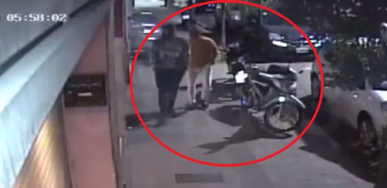 Los delincuentes robaron una moto en menos de 10 segundos, y todo quedó registrado en video. Foto: Captura de pantalla.