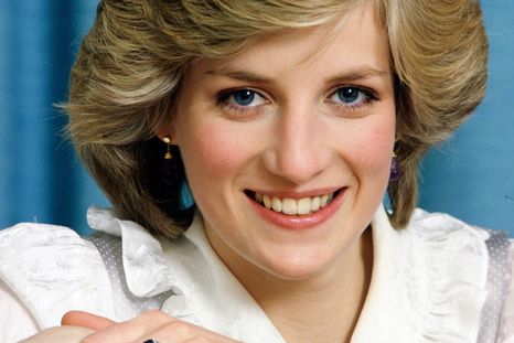 El anillo de compromiso de Lady Di pertenece a la colección de Garrard. Foto: Brides - https://www.brides.com/thmb/lzKNJpjMY_gjVQdwMTG0z6brjZw=/3565x2674/smart/filters:no_upscale()/__opt__aboutcom__coeus__resources__content_migration__brides__proteus__5b7c20966b2d9c0892bc56fd__11-fdcf232596964bb182b58d897c46d1f4.jpeg