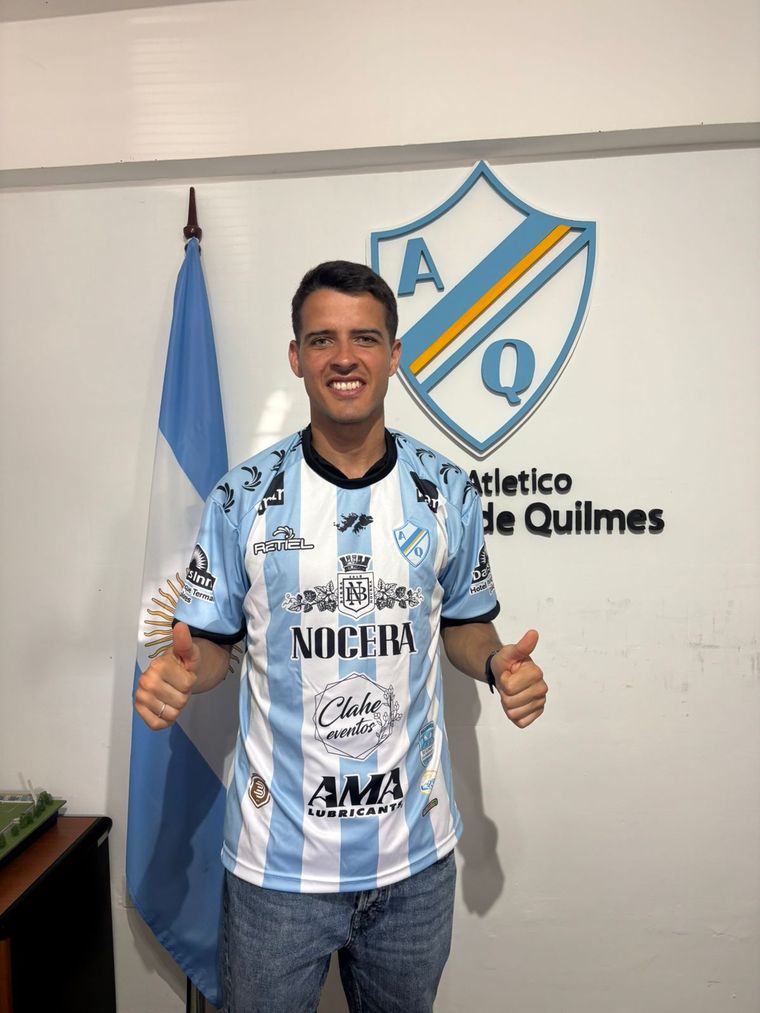 La foto con la que Argentino de Quilmes había anunciado a Zárate. La foto con la que Argentino de Quilmes había anunciado a Zárate.