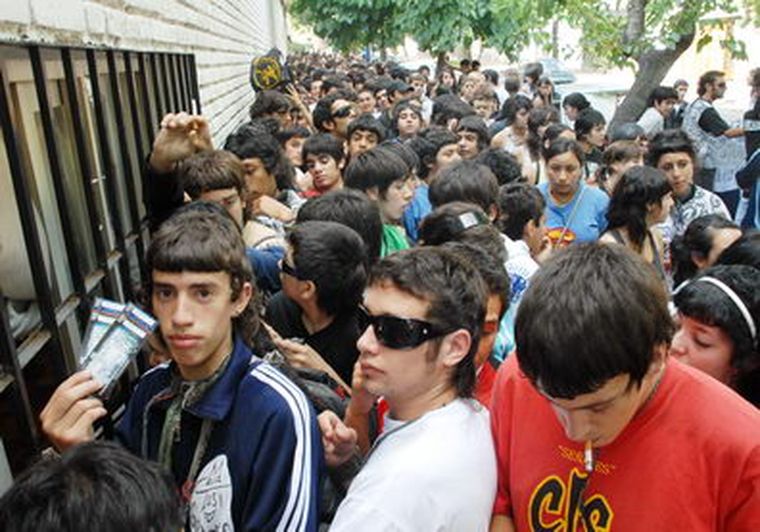 La gente de manera ordenada se dispone a abordar los colectivos. Foto: mdz