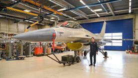 El ministro de Defensa de la Nación viajó a Dinamarca para supervisar los trabajos sobre los primeros seis aviones F-16 que se sumarán a la Fuerza Aérea Argentina. 
