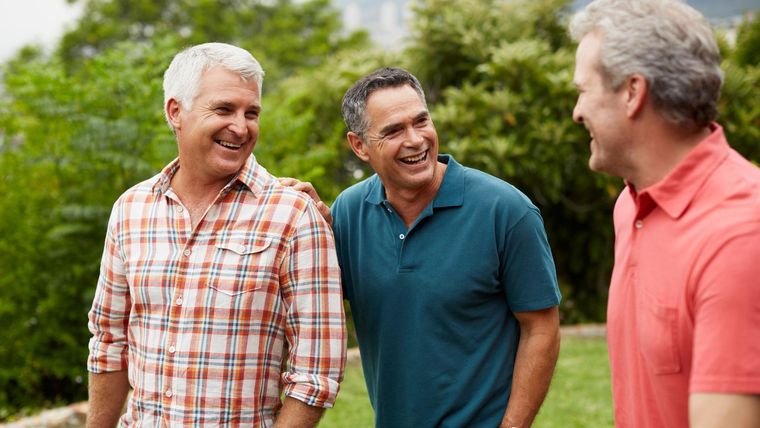 Caminar ofrece grandes beneficios para la salud. Caminar ofrece grandes beneficios para la salud. 