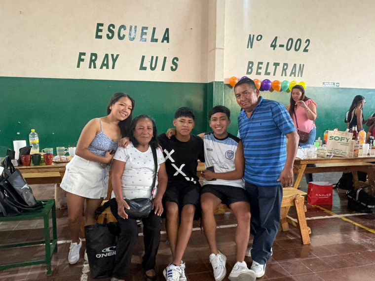 Padres, docentes y estudiantes coincidieron en que el ritual cambió y hoy se vive con más diálogo y responsabilidad compartida. Padres, docentes y estudiantes coincidieron en que el ritual cambió y hoy se vive con más diálogo y responsabilidad compartida.